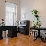 Artistic Altbau Apartment